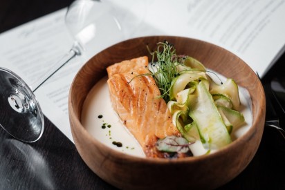 SALMON FILLET WITH ZUCCHINI AND CREAM AND WINE SAUCE