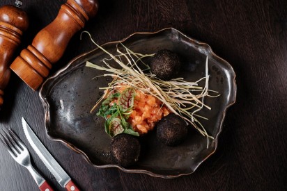 Тартар из лосося с фаршированным картофелем в золе из лука-порея