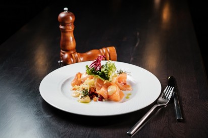 Салат с маринованным лососем, овощами и соусом айоли